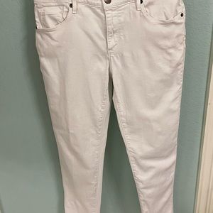 Loft Relaxed Skinny white Jeans Size 6/28